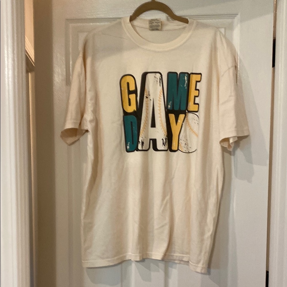 Comfort Colors Cream Yellow Green Short Sleeve Tee never worn